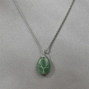Collana con ciondolo a goccia di avventurina verde avvolto dall'albero della vita e catena silver
