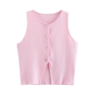 Détail du débardeur en maille rose avec col rond et boutons métalliques argentés