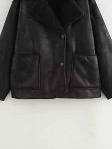 Détails de la veste en daim noir avec col en peluche, boutons ronds et grandes poches