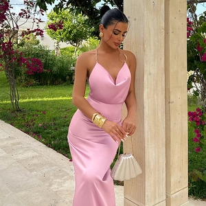 Robe longue élégante en satin rose avec col bénitier et bretelles chaîne en métal chic