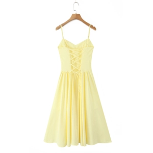 Détail de la robe d'été jaune pâle montrant le laçage croisé au dos et les bretelles