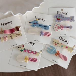 Détail à plat de barrettes mignonnes en résine chat et chien sur cartes de présentation