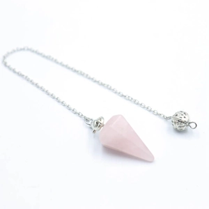 Dettaglio pendolo esagonale in quarzo rosa naturale con catena d'argento e perla traforata