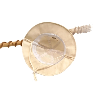 Chapeau de soleil beige pour bébé avec mentonnière réglable et large bord