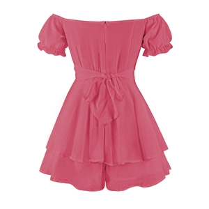 Detail eines rosa Off-Shoulder-Einteilers mit Rüschenlagen und eleganter Taillenschleife