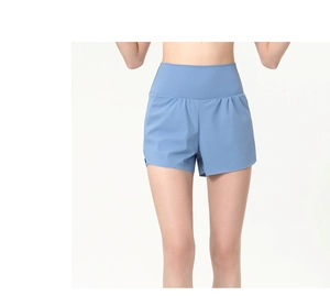 Détail du short de sport bleu ciel à taille haute avec large ceinture gainante