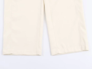 Dettaglio dell'orlo dei pantaloni beige con cuciture professionali e tessuto di alta qualità