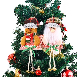 Detailansicht von Plüsch-Weihnachtsmann- und Rentier-Anhängern mit Glöckchen für den Baum