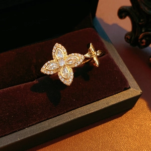 Gros plan détaillé de la bague trèfle en zircon sur un écrin en velours marron
