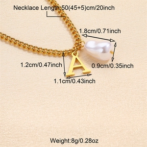 Gedetailleerd overzicht van gouden ketting met letter A hanger en barokparel met afmetingen.