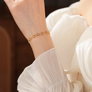 Détail du bracelet étoile plaqué or 18k avec zircone porté au poignet d'un mannequin