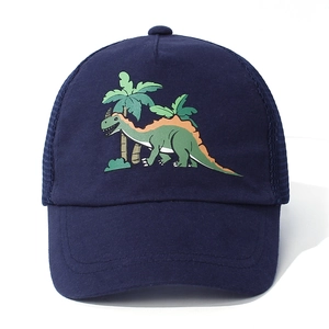 Dettaglio cappello baseball blu navy per bambini con stampa dinosauro e rete traspirante