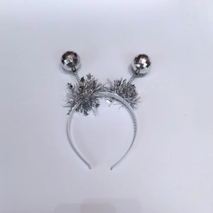 Dettaglio di sfere da discoteca argento con fili metallici su un cerchietto festivo