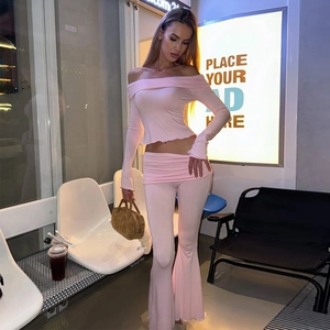Rosa zweiteiliges Set mit schulterfreiem Langarm-Oberteil und ausgestellter Hose