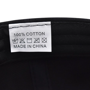 Vue détaillée de l'étiquette 100% coton avec icônes d'entretien sur la casquette de baseball