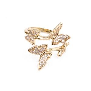 Bague ouverte papillon dorée avec cristaux étincelants micro-pavés sur fond blanc neutre