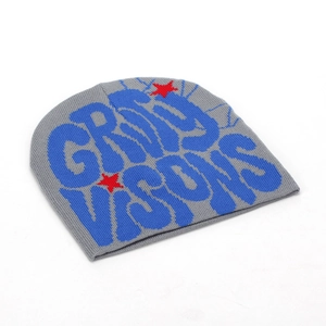 Bonnet en tricot gris avec texte Grimy Visions bleu et étoiles rouges à pompon