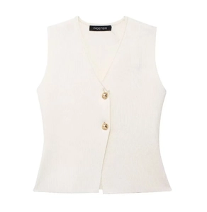 Détail du gilet en maille crème avec col en V et boutons circulaires dorés chic