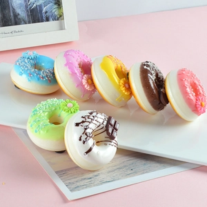 Set aus 7 realistischen PU-Donuts mit Magneten für Küchen- und Ladendekorationen