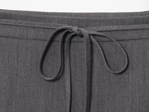 Detailweergave van de donkergrijze broektaille met versterkte naden en plat trekkoord