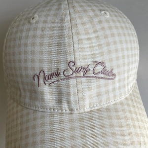 Plaid baseball cap with Nami Surf Club embroidery in beige and white checkerboard