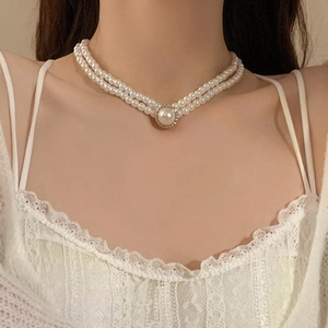 Collier de perles double couche vintage français avec pendentif rond serti de diamants
