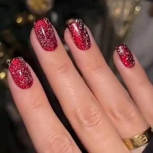 Makroaufnahme tiefroter Glitzer-Kunstnägel mit funkelndem Pailletten-Finish für Damen