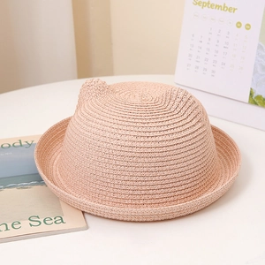 Détail du chapeau de paille rose pour enfants avec design mignon d'oreilles de chat
