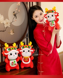 Peluche del drago cinese rosso tenuto da una modella in cheongsam, regalo festivo tradizionale
