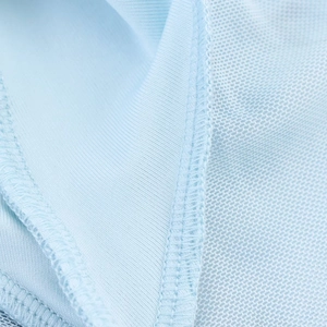 Detail aus hellblauem Strickstoff und atmungsaktivem Mesh mit präzisen Nähten