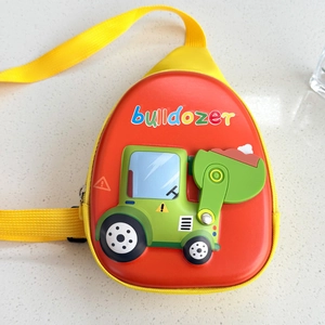 Gros plan détaillé d'un sac de poitrine rigide 3D pour enfants avec motif bulldozer
