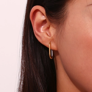 Minimalist rectangular hoop earrings in 18K gold plated stainless steel on female model