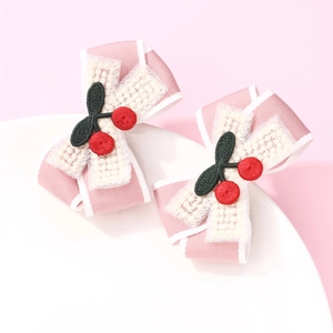Coppia di dolci fermagli rosa con ciliegie ricamate a mano su nastro a bordo bianco