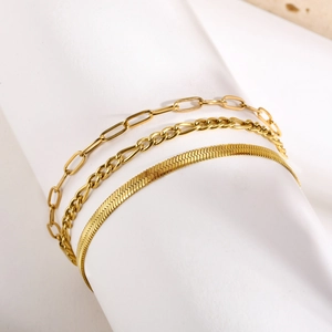 Ensemble de trois bracelets superposables en plaqué or 18k avec mailles trombone et serpent