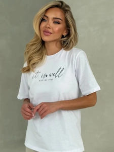 Λεπτομέρεια λευκού βαμβακερού T-shirt με καλλιτεχνική στάμπα 'it is well with my soul'