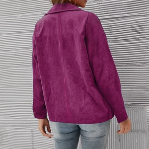 Rückansicht einer dunkelvioletten Cordjacke mit klassischem Kragen und vertikaler Textur
