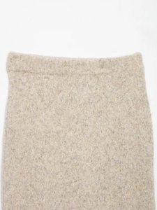 Détail de la taille élastique et de la texture en maille duveteuse sur la jupe midi