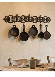 Détail de décoration murale de cuisine en fonte vintage avec casseroles suspendues