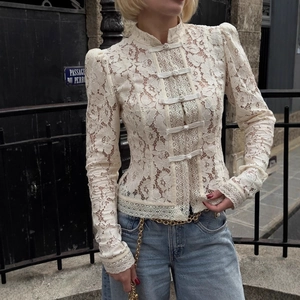 Elegante blusa de encaje crema con cuello levantado, botones de rana y mangas abullonadas