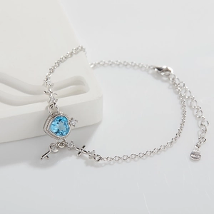 Bracelet en argent sterling S925 avec une pierre bleue en cœur et un pendentif clé