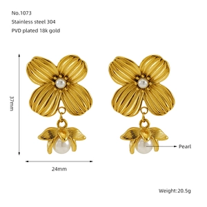 Detailed specs of gold flower earrings with pearls made of PVD 18k gold plated stainless steel