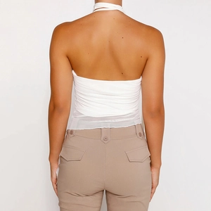 Vue détaillée du top blanc dos nu avec liens à nouer et texture en maille froncée