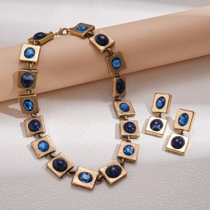 Vintage Schmuckset aus Gold mit geometrischer Halskette und blauen Harzsteinen