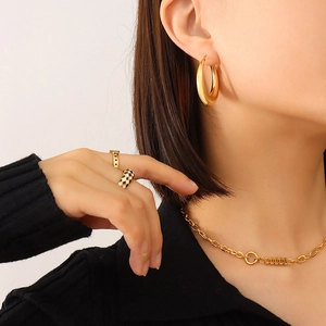 Set gioielli minimalisti placcati oro 18 carati con orecchini a U e anello a scacchi