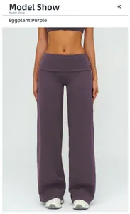 Vue détaillée de la large taille rabattable du pantalon de yoga évasé violet aubergine