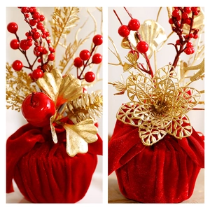 Mini albero di Natale con bacche rosse, foglie dorate e base in velluto per decori