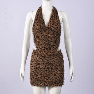 Détail d'une robe courte léopard dos nu en fausse fourrure avec découpes à la taille de mode