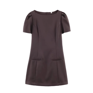 Robe marron coupe évasée à manches courtes bouffantes et poches sur fond blanc