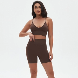 Detail von kaffeebraunem, nahtlosem Yoga-Set mit High-Waist-Shorts und Sport-BH