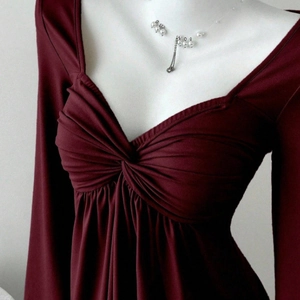 Eng anliegendes weinrotes Langarm-Strickoberteil mit sexy V-Ausschnitt und Twist-Front